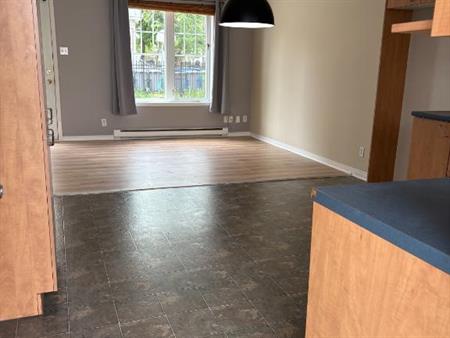 SPLENDIDE 4 1-2 MAISON DE VILLE -CENTRE VILLE JOLIETTE - DISPONIBLE