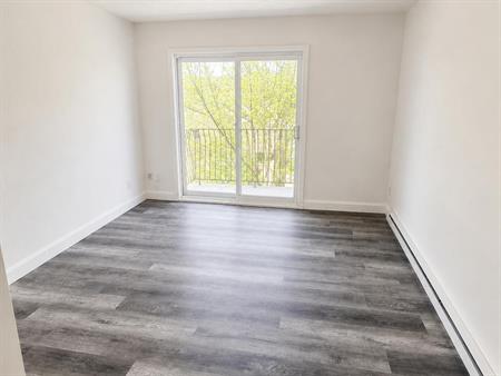 Immeuble - 1555 Rue Dorval Joli 4 ½ à Louer à Sherbrooke