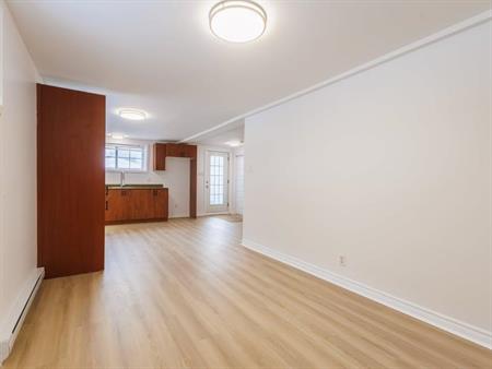 Très grand appartement de 1 chambre à coucher avec bureau fermé, situé à Blainville, disponible dès le 1er juillet. Animaux a