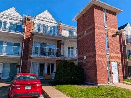 Location 3 1/2 (Cap-Rouge) avec piscine, situé à proximité de plusieurs services offerts (commerce, épicerie, parc et autres)
