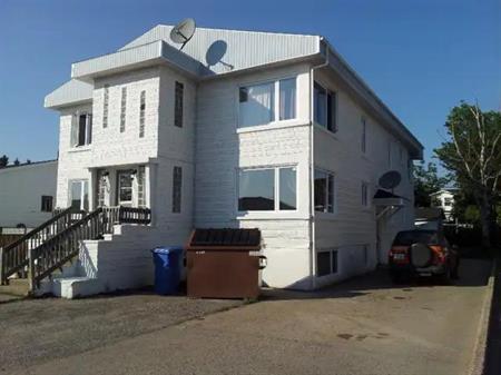 2 1/2 près de l'hôpital de Sept-îles tout inclus 800$/mois WIFI