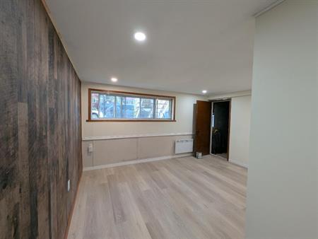 Magnifique 3 ½ (demi-sous-sol) rénové à louer 1150