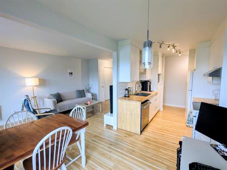 4 1/2 moderne et lumineux à Charlesbourg (Orsainville) - dernier étage - disponible 1er août