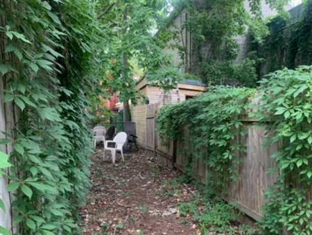 Metro Papineau 3 1/2 semi-meublé dans 3plex Tout Inclus avec Cour semi-privée Poss. aménager 2 Chambres et Pièce Combinée Sal