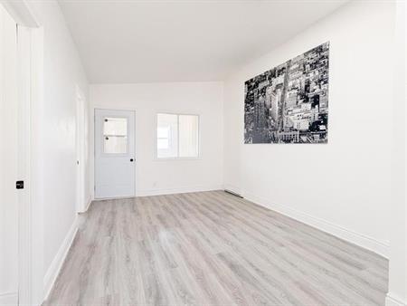 Immeuble - 5891-5901 Boulevard Bourque 4 1/2 à Louer