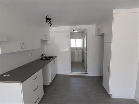 Immeuble - 5891-5901 Boulevard Bourque 5 1/2 à Louer