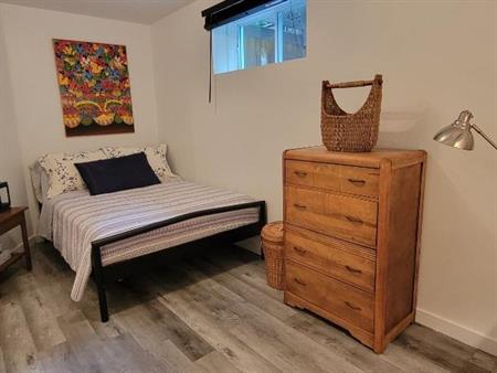 Suite privée meublée avec salle de bain privée et entrée indépendante – Sainte-Adèle – 1 100 $