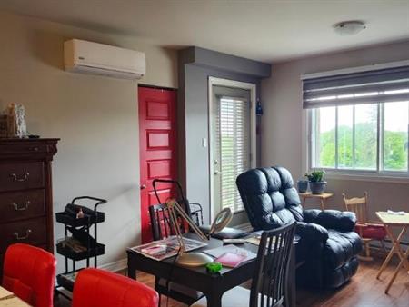 3 1/2 À LAVAL TRÈS TRANQUILLE AVEC ASCENSEUR!