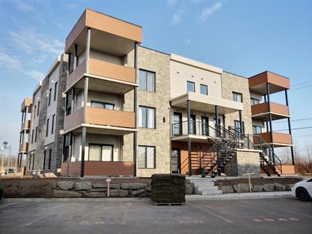 Superbe 4 1/2 + B, LÉVIS, (St-David), 3ième étage, air clim, 2 STATIONNEMENTS EXTÉRIEURS INCLUS, LIBRE LE 1ier juillet 2026.