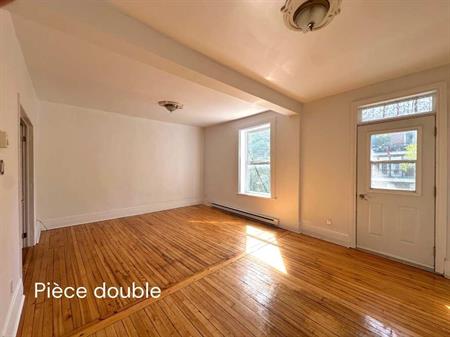 RARE | Grand 5 ½ de 1 000 pi² avec solarium, balcon et terrasse