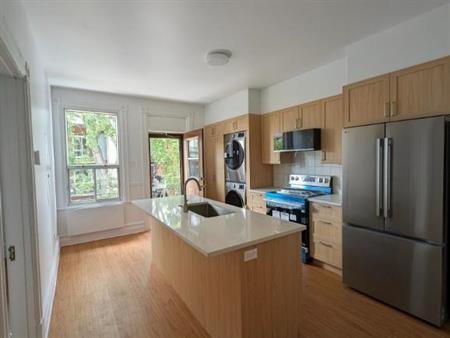 6 ½ fraîchement rénové – 2 à 3 chambres fermées - Plus de 1 000 pi² – Deux grandes galeries - 3e et dernier étage – Hochelaga