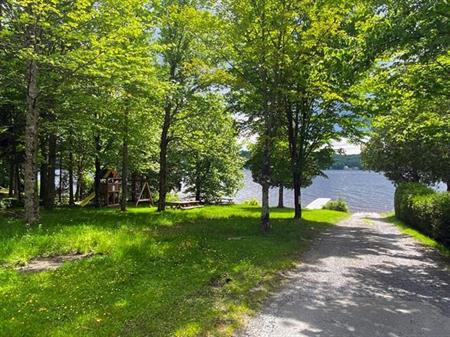 Grand Lac St-François, Lambton. Beau terrain prêt à construire de 40 091 pi.ca. Vue sur le lac, ACCÈS notarié, plage, descent