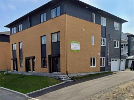 APPARTEMENT 4 1-2 NIV TERRASSE+CABANON