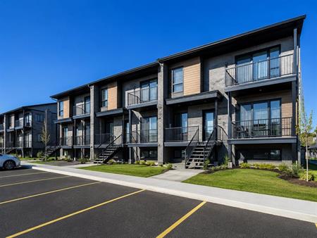 Unnamed Building (Aylmer) Très Grand 5 1/2