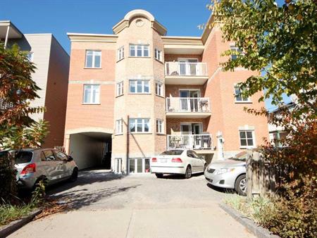 APP. 31/2 PIÈCES TRÈS GRAND, PARKING , ESPACE BUREAU,PORTE PATIO ET BALCON