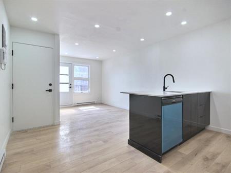 RENOVÉ - 1 CHAMBRE A COUCHER AVEC JARDIN ET WALK-IN