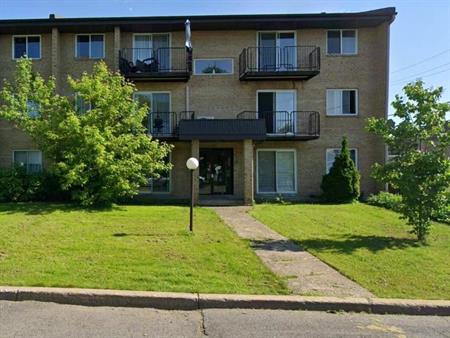 2 CH - 1 SDB - Sainte-Julie - $1,650 /mo