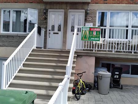 AHUNTSIC : IMMENSE 3 ½ DEMI SOUS SOL
