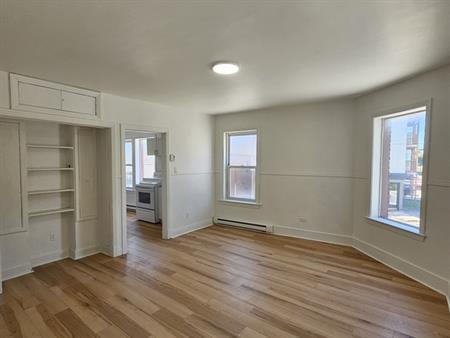 Jolie 2 1/2 Situé Au 154 Rue Alexandre