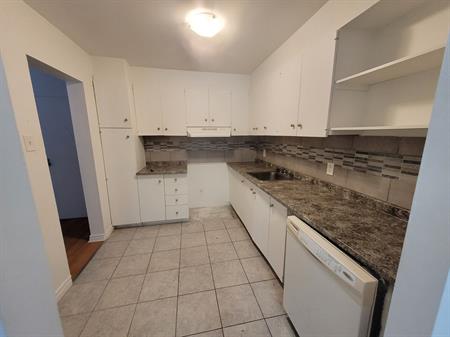 Beau 4 1/2 Situé Au Rez-de-jardin