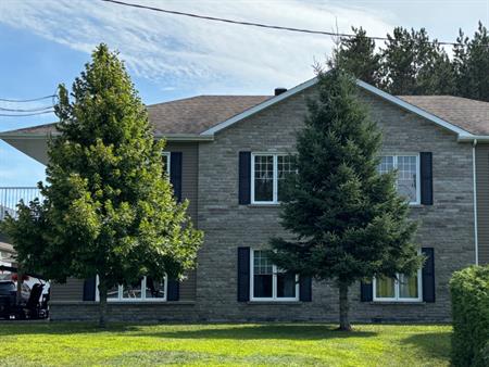 TRÈS GRAND 4½ AVEC GARAGE | EAST ANGUS