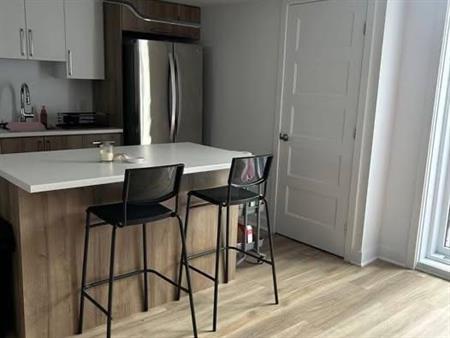 5½ demi-sous-sol de maison, disponibles dès le 1er août