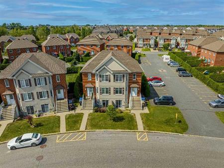 Condo 3 1/2 à Brossard avec électroménagers, 1 stationnement, Thermopompe mural, 1 Rangement et balcon extérieur