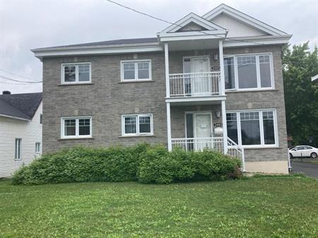 Sorel-Tracy grand logement 5 1/2- immense cour