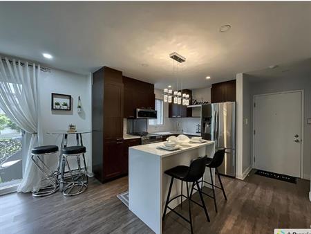 CONDO COMPLÈTEMENT MEUBLÉ ET RÉNOVÉ À LOUER