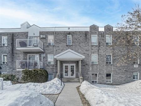 SUPERBE CONDO 4½ A LOUER