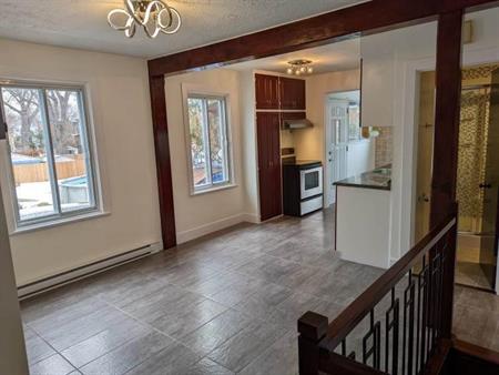 Appartement sur deux niveaux-Comme une maison, au cœur d'Ahuntsic !