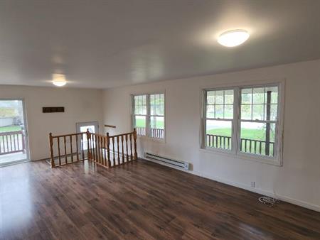 Grande maison complète à louer – 4 chambres, 2 sallea de bain, terrain privé Salaberry-de-Valleyfield