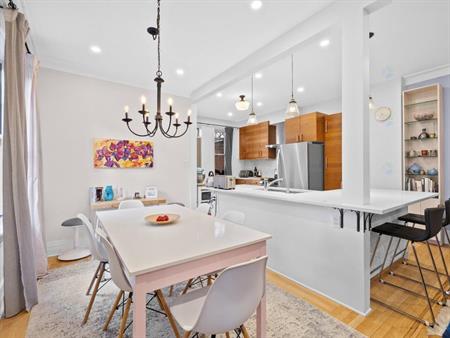 Splendide haut de duplex entièrement rénové à aire ouverte – 3 CAC + 2 balcons au cœur de NDG (chauffage inclus)