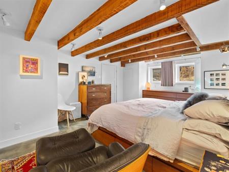 Splendide bas de duplex entièrement rénové à aire ouverte – 3 CAC + bureau avec sous-sol et terrasse | Au cœur de NDG (chauff