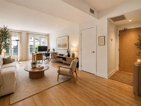 Magnifique condo 2 chambres · Cœur du Vieux-Montréal · Balcon privé sur jardin