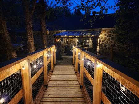 Chalet isolé avec cascade