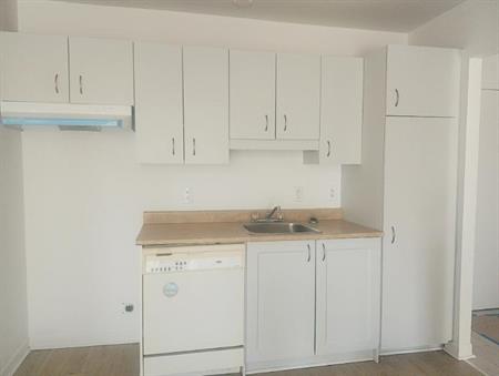 2 CH - 1 SDB - Longueuil - $1,400 /mo