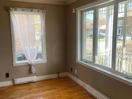 Superbe 5½ lumineux au rez-de-chaussée – Près du canal de Beauharnois Disponible dès le 1er juillet.