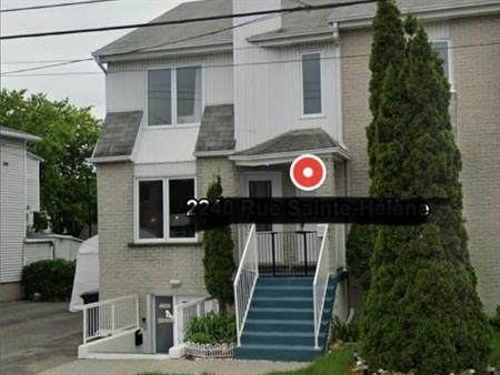 Grand 4 1/2 lumineux - 1500$! - Début juillet - Près de tout