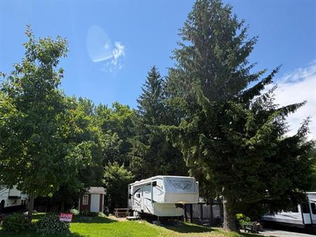 Lot de camping privé à vendre