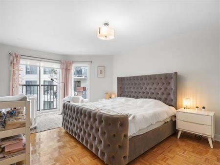 Condo 3 1/2 offrant un ambiance chaleureuse, courte et longue durée.