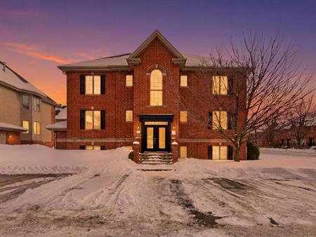 Grand condo 4 1/2 à louer à Ste-Dorothée, laval disponible le 24 juillet