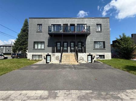 ✨ St-Hubert 5 ½ spacieux et lumineux situé à coté de l’Hôpital Charles-LeMoyne et de tous les services essentiels. 📍 Disponi