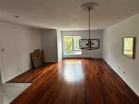 Condo à louer à Boucherville dans un jardin avec piscine!