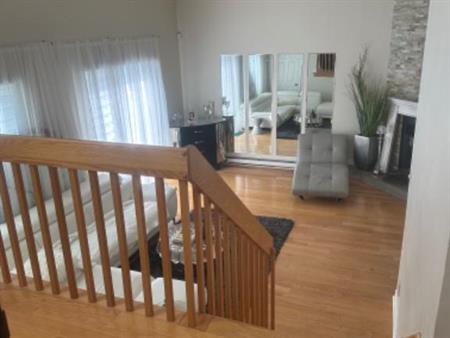 Grand 4 1/2 avec 2 salles de bain, paliers multiples, garage double