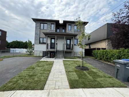 Beautiful Two-Storey 5½ Apartment in a Triplex for Rent in Longueuil!