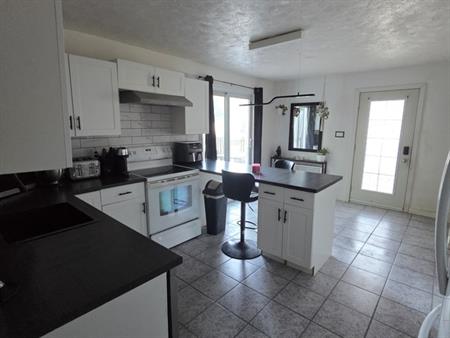 7 1/2 GRAND À LOUER, ANIMAUX ACCEPTÉS