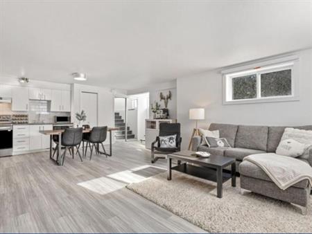 Appartement de 2 chambres, 1 salle de bain et cours extérieur