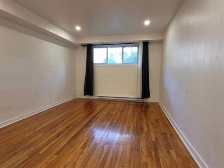GRAND 3 1/2 - 3485 ELLENDALE - RECEMMENT RENOVE