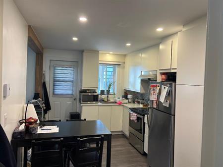 41/2 a Laval dispo Maintenant internet , Thermopompe chaud et froid Locker privé inclus